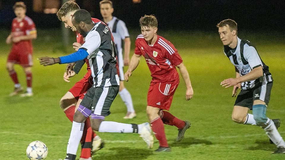 DJK Darching II in rot - TSV Wolfratshausen    Foto tp

hier Markus Leitner am ball attackiert von Ege Ahmed