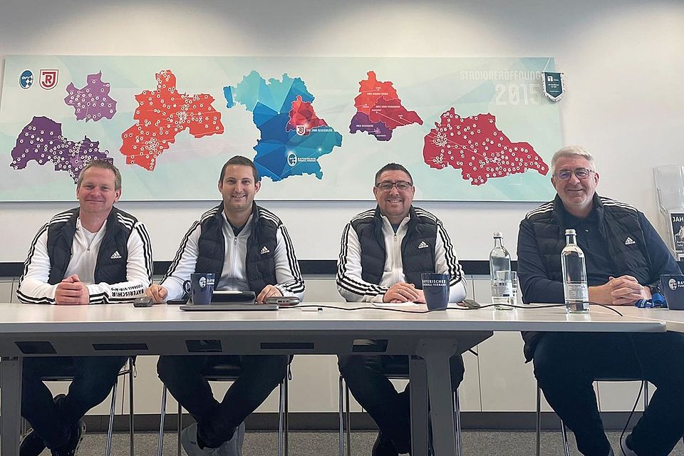 Von links: Die Ausschuss-Mitglieder Roman Solter und Philipp Götz, Bezirks-Schiedsrichterobmann Markus Weigert und der Oberpfälzer BFV-Bezirksvorsitzende Thomas Graml.