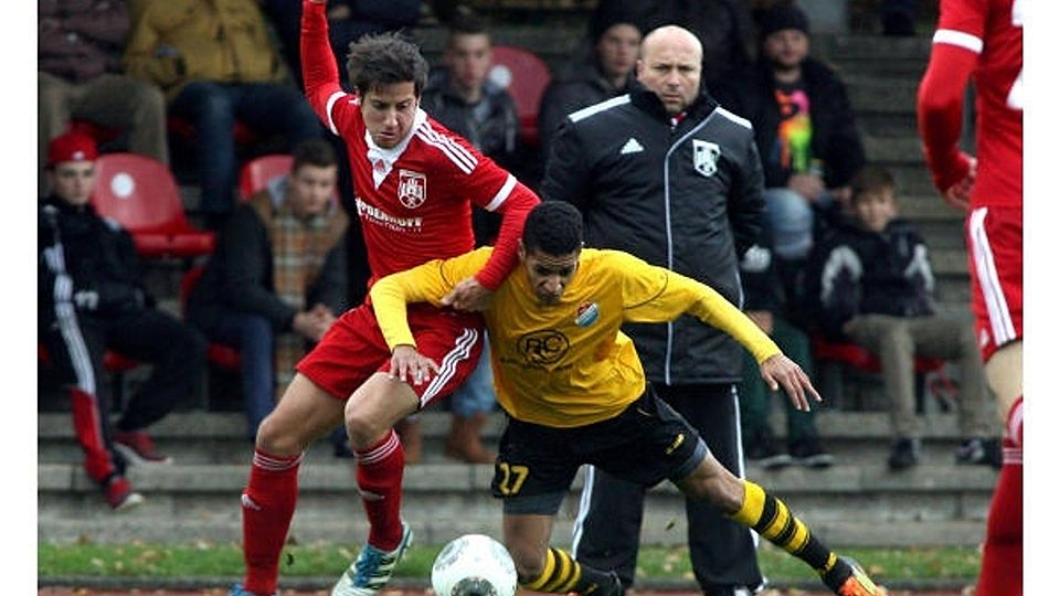 Ein torloses Unentschieden erkämpfte sich Lucas Inger (links) mit Germania Windeck bei den favorisierten Hennefern um Tiziano Lo Lacono. Foto: Wolfgang Henry