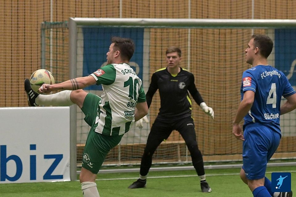 Die beiden Routiniers im direkten Duell: Schaldings Christian Brückl (li.) und Dingolfings Kapitän Florian Büchner Die beiden Routiniers im direkten Duell: Schaldings Christian Brückl (li.) und Dingolfings Kapitän Florian Büchner