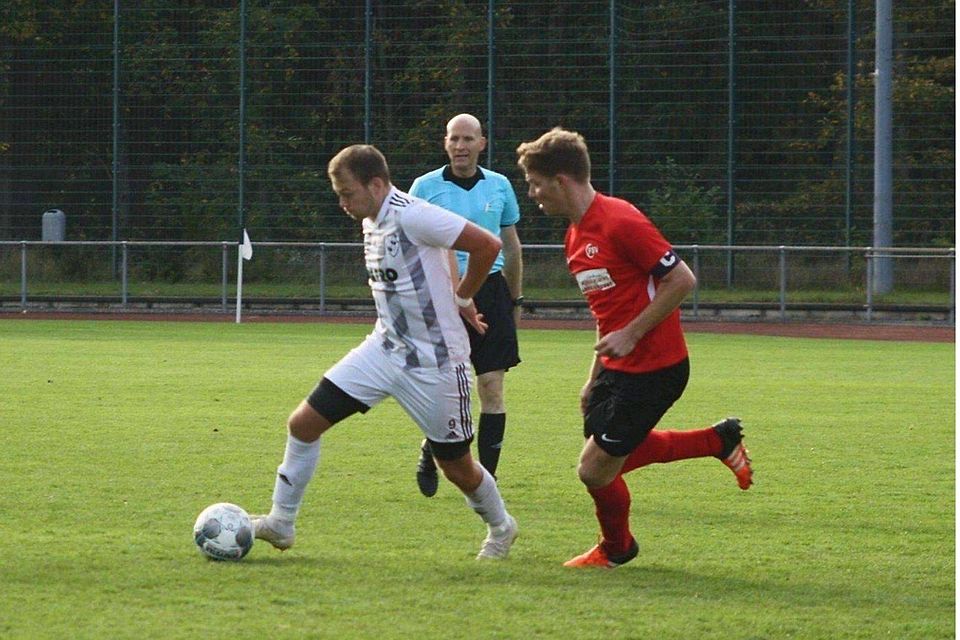 Jannik Buchen (links) hat die eingebaute Torgarantie in dieser Saison. Der Stürmer der SpVg Olpe traf in der aktuellen Spiel schon neun Mal und führt damit die Torjägerliste der Landesliga an.
