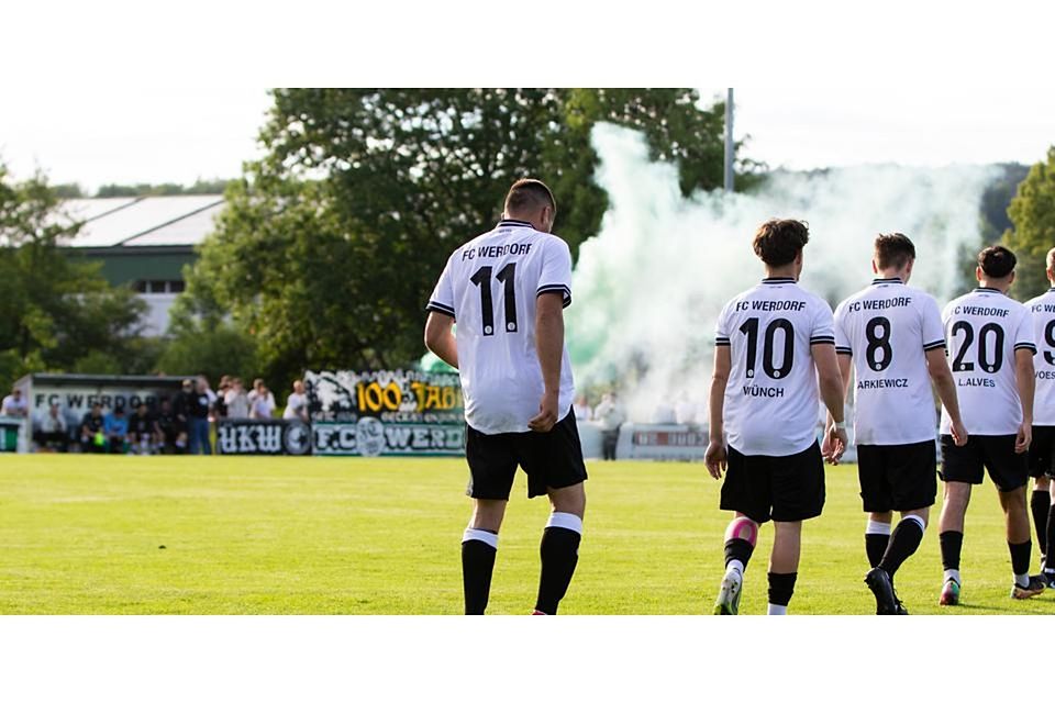 Stimmung von Anfang an: Im zweiten Spiel der Relegation zur Fußball-Kreisoberliga West teilen sich der FC Werdorf und der FC Burgsolms II die Punkte. © Finn Simon Rehberg