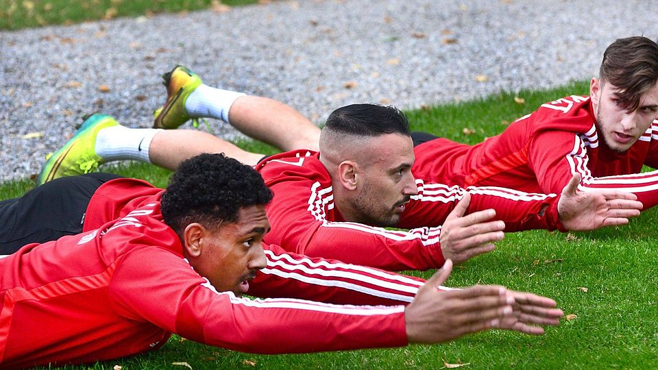 Timo Gebhart (Mitte) darf beim FC Memmingen rein. Der ehemalige Bundesliga-Profi ist auf Vereinssuche und hält sich in seiner Heimatstadt fit.