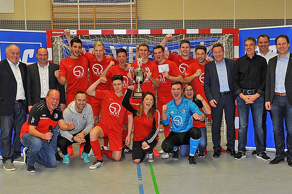 Der neue Futsal-Landkreismeister TSV Wertingen bejubelt seinen Titelgewinn – und die Offiziellen freuen sich mit. Alexander Jall sowie Alexander Lehmann vom Titelsponsor gratulierten ebenso wie Turnierleiter Franz Bohmann oder Schirmherr Landrat Leo Schrell.