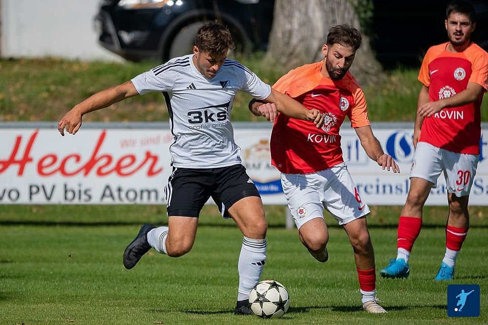 Der FC-DJK Simbach (in weiß) fordert nach dem furiosen Sieg über Aiglsbach nun den ATSV Kelheim heraus.