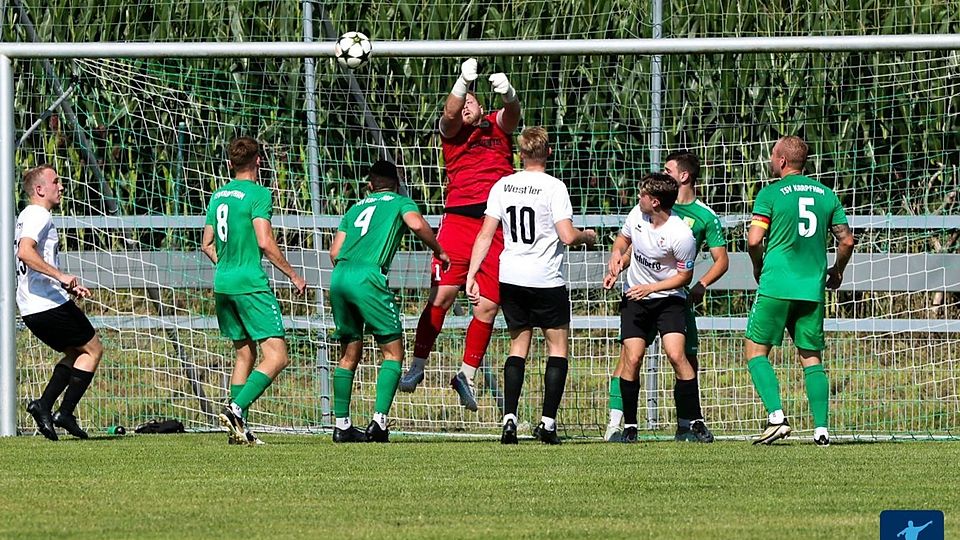 Der TSV Karpfham (in grün) ließ die DJK Passau West im Schlagermatch der Kreisliga Passau klar mit 3:0 abblitzen 