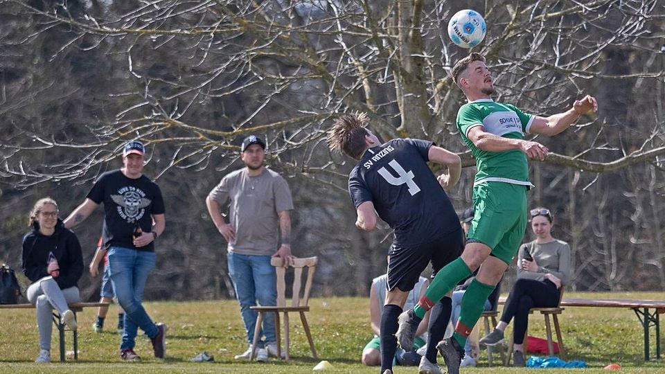 Gute Unterhaltung bei Kaiserwetter: Der SV Bruck um (grün) Lukas Schmid bot den Kiebitzen in Antholing ein spannendes Duell mit dem FC Anzing-Parsdorf II und Jonas Bellermann.