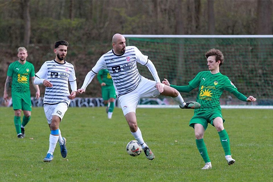 In Schieflage wie lange Zeit im Hinspiel gerieten Saffet Yildirim und der TSV Friedrichsberg nicht. Rechts Niklas Schmidt (SVE Comet).