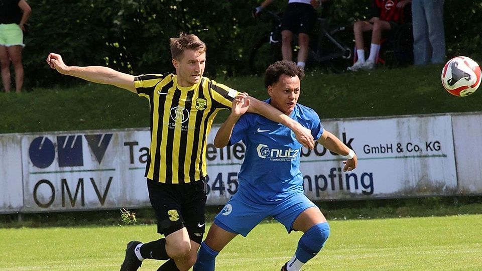 Der TSV Ampfing (blau) kam im ersten Spiel in der Bezirksliga nicht über ein torloses Unentschieden hinaus.