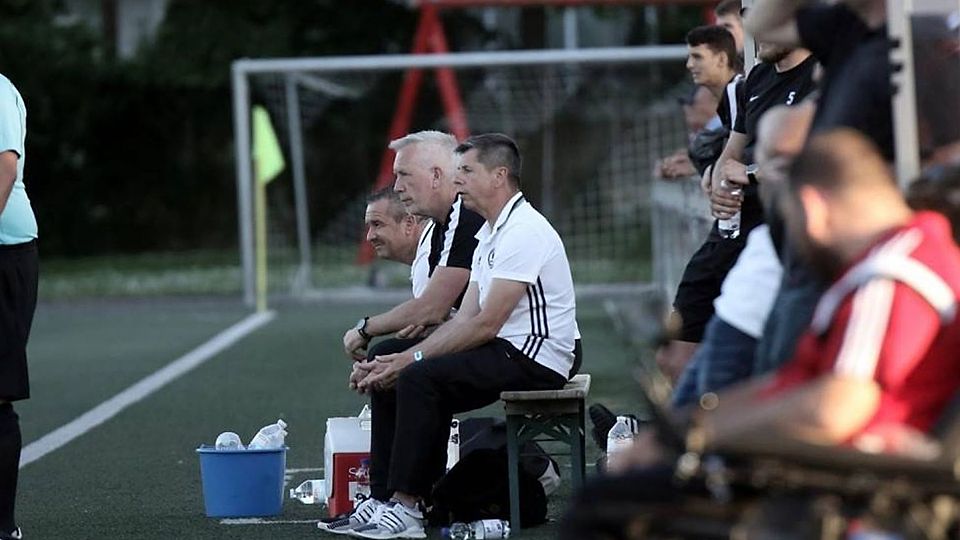 Nach zehn Punkten aus zehn Spielen sitzt Jürgen Collet (Bank, vorne) nicht mehr auf der Trainerbank des VfB Bodenheim.