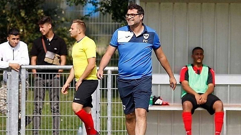 Der Trainer von der SG DJK Hattersheim, Francesco Casaluci, hat nach der Tabellenführung seiner Mannschaft verständlicherweise ein Grinsen im Gesicht.  F: Lorenz