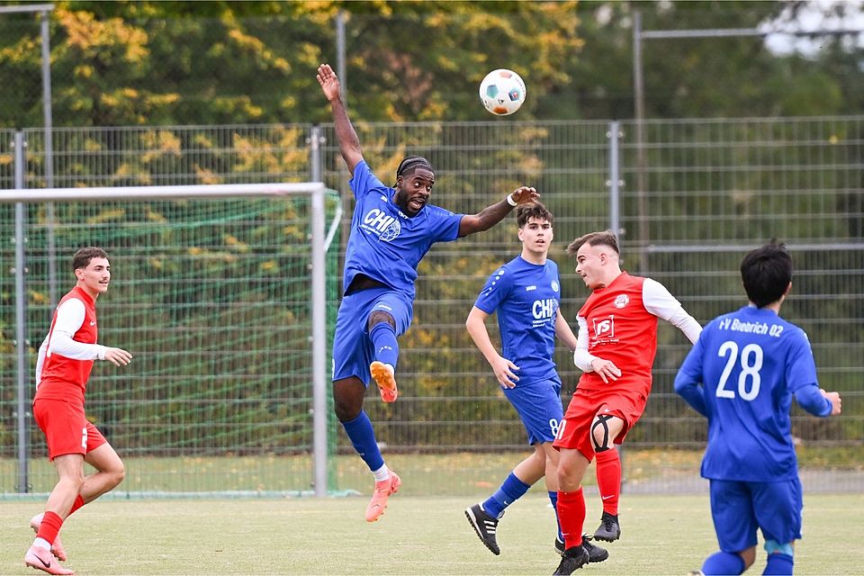 Der Kopfball von Biebrichs Mittelfeld-Dauerbrenner Derrick Amoako sieht so aus, als würde er damit den bisherigen Saisonverlauf bejubeln. Die 02er sind so gut wie schon lange nicht mehr, was das 4:0 über Hadamar unterstreicht.   