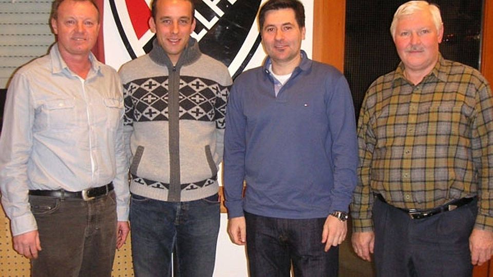 Claudio Eismann (2.v.re.) erhält das Vertrauen der Hollfelder Vereinsführung. F: Hoch