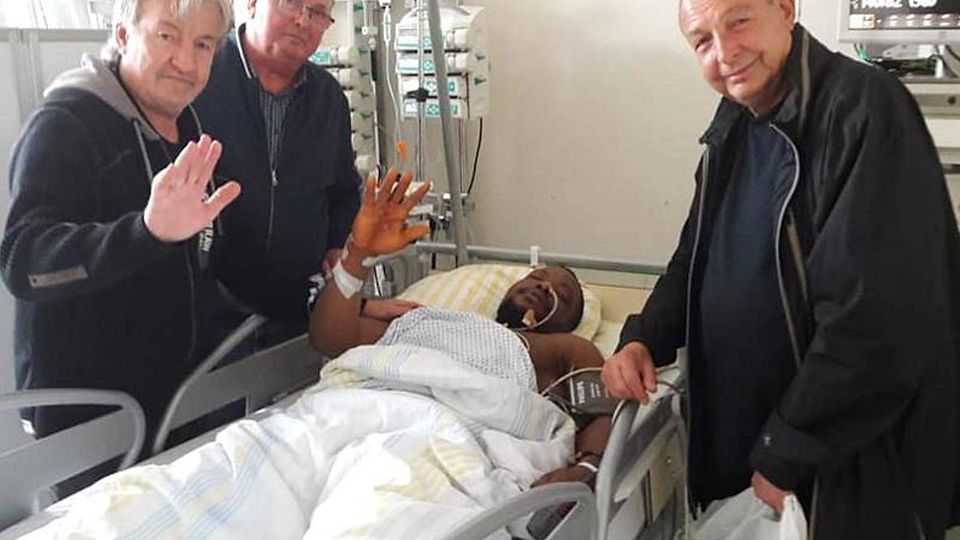 Vertreter des Vereins besuchen den verletzten Spieler im Krankenhaus. 