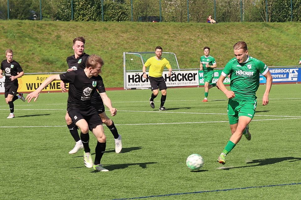 Treffer am Geburtstag: Nico Tübing (r.), der am Sonntag 21 Jahre alt wurde, brachte seinen SV Rödinghausen II gegen Nottuln mit 1:0 in Führung.