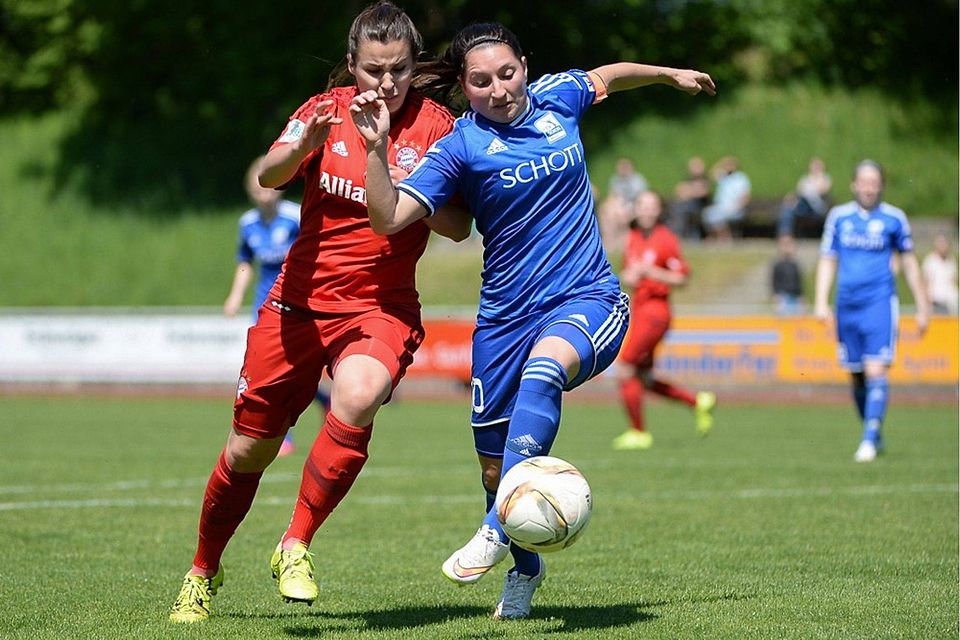 Durch den Trainerwechsel forcieren die Schott-Frauen (rechts) die offensive Idee des Fußballs.  F: Leifer