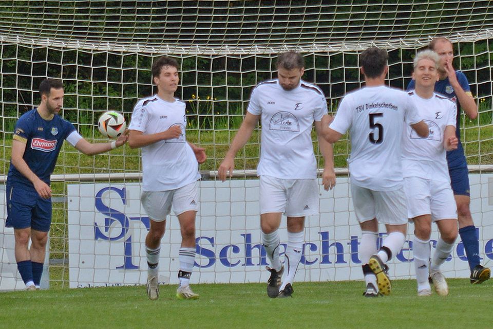 Hakan Avci (rechts) brachte den TSV Dinkelscherben gegen den TSV Babenhausen in Führung. Mit ihm freuen sich Samuel Seibold, Daniel Wiener und Sebastian Geißler (von links). 
