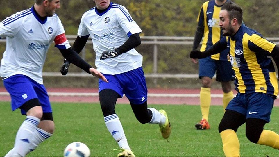 Übersicht behalten: Haars Kapitän Fabian Holzner (links) versucht den Ball zu behaupten, rechts lauert Dornachs dreifacher Torschütze Emir Osmanovic.  Foto: Förtsch