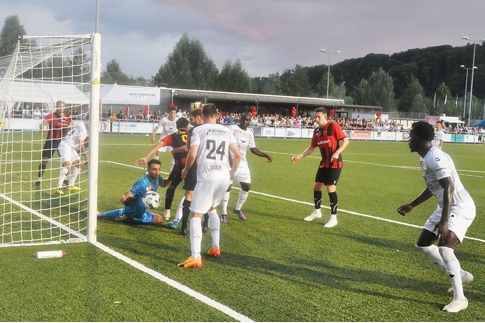 WBs Nicolas Schneebeli wird im letzten Moment beim Schuss gestört. 