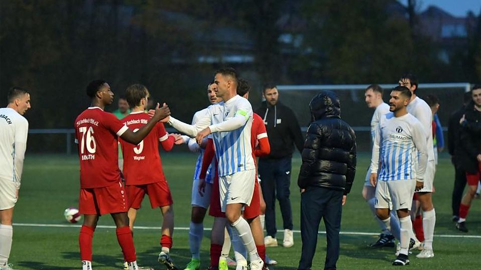 Der Spitzenreiter und sein Verfolger: Anfang November trennten sich der FSV Rimbach (Kapitän Patrick Feller) und der TSV Aschbach (links David Minuth) in der A-Liga Bergstraße 1:1.	Foto: Dagmar Jährling