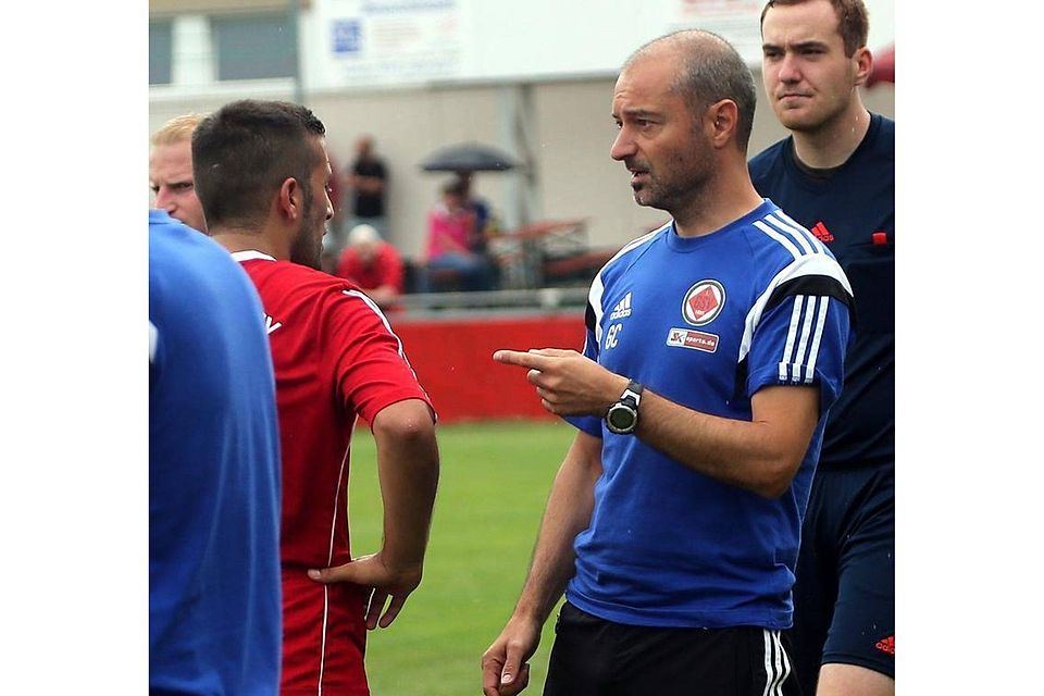 Göppingens Trainer Gianni Coveli (rechts) hatte nach dem 2:2-Saisonauftakt mit seinen Spielern einige Dinge zu besprechen.