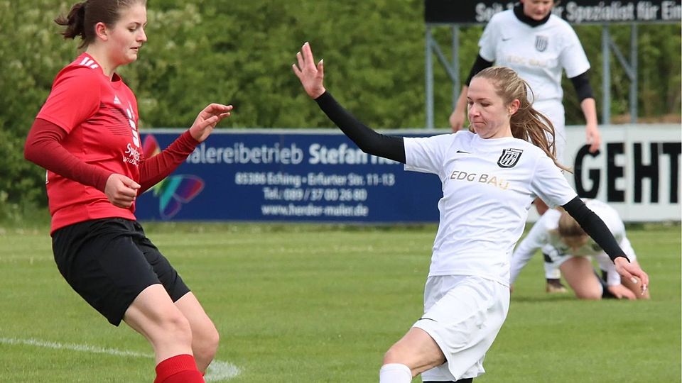 Spielszene mit Isabell Gmelch rechts vom TSV Eching.