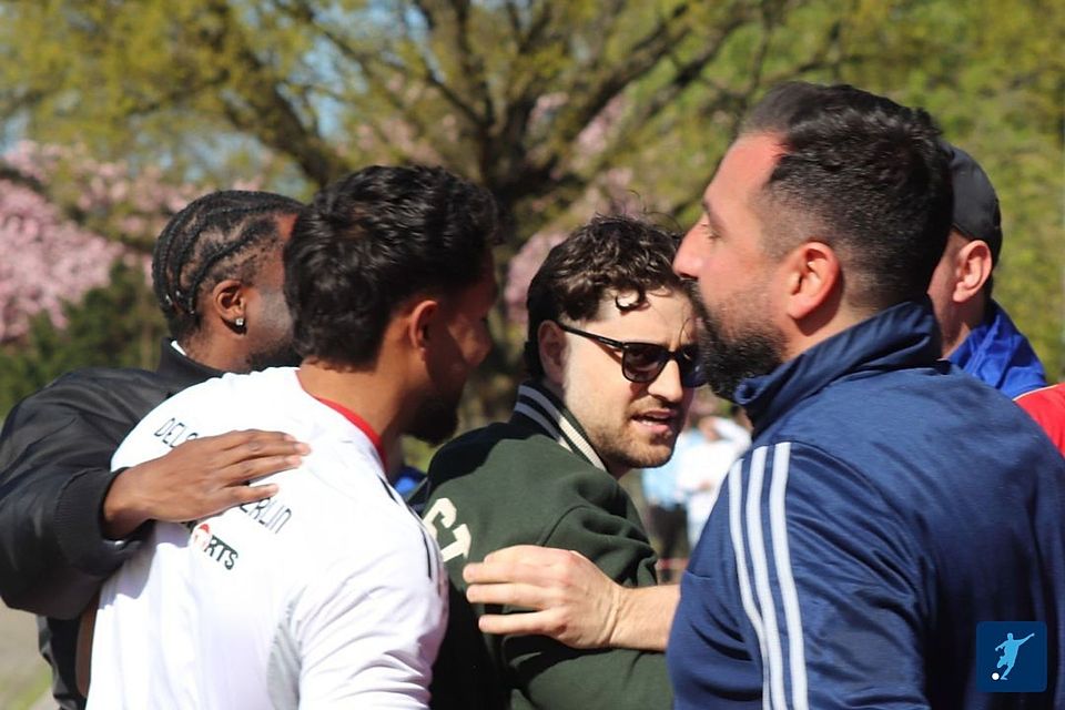 Großer Jubel bei Delay Sports nach dem Dreier bei Marienfelde