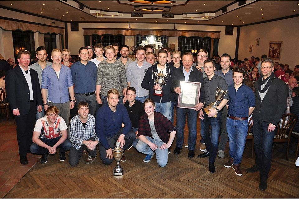 Beim Sportlerball des SV Fortuna Eggermühlen wurden verdiente Sportler ausgezeichnet. Unser Foto zeigt die 2. Mannschaft sowie den Spieler und den Sportler des Jahres mit den Organisatoren.