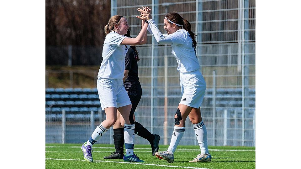 Oft abgeklatscht haben die Poinger Torschützinnen Chiara Trisolino und Melanie Hauschildt (r.) im Heimspiel.
