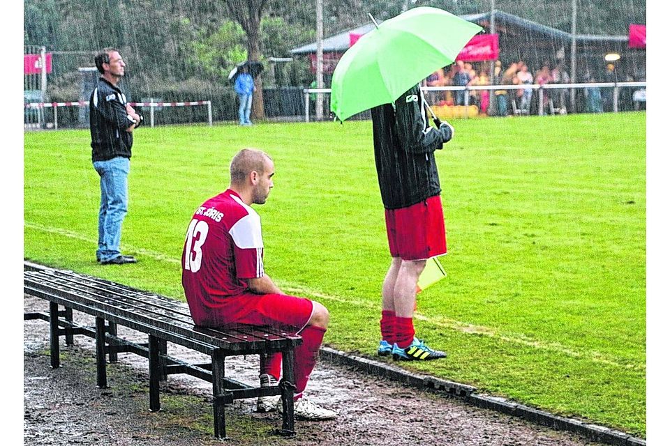 Irgendwie passend: Wie voriges Jahr bei der Stadtmeisterschaft standen die Kicker des SV St. Jöris bei der Niederlage im Derby gegen Hehlrath am Wochenende im Regen. Foto: Tobias Röber