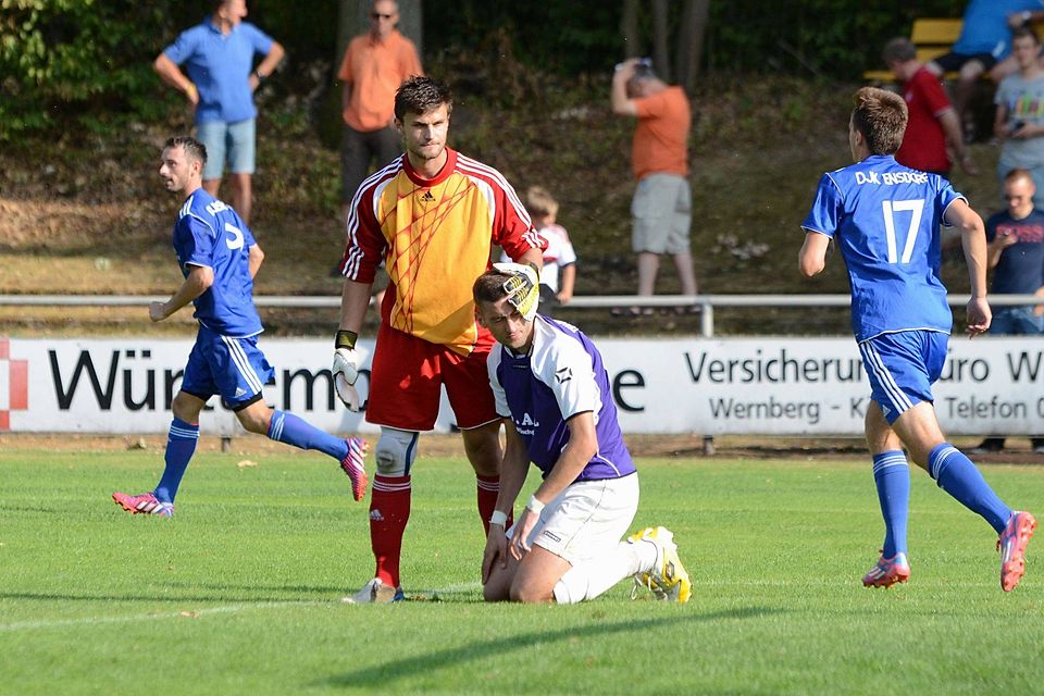 Wernbergs Keeper Alexander Buchberger tröstet seinen Teamkollegen Thomas Cihelka. Foto: Christmann