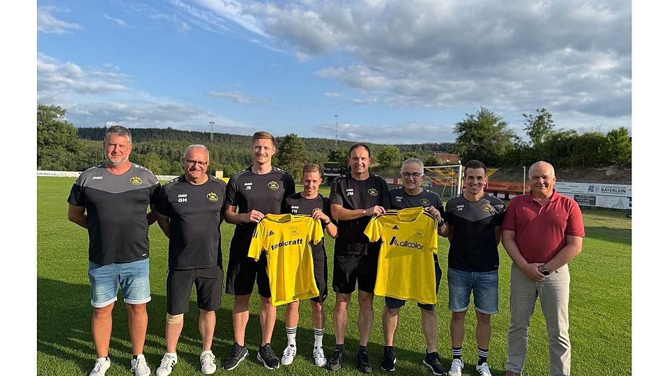 v. li. n. re. Die beiden Abteilungsleiter Jörg Haubner und Gunther Hufmann mit Spielertrainer Jonas Bayerlein, Co-Spielertrainer Florian Nißlein,  Trainer 2. Mannschaft Jürgen Miehling und Udo Blasius, Teammanager Jonas Wakowski und Vorstand Harald Kaiser