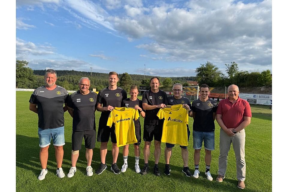 v. li. n. re. Die beiden Abteilungsleiter Jörg Haubner und Gunther Hufmann mit Spielertrainer Jonas Bayerlein, Co-Spielertrainer Florian Nißlein,  Trainer 2. Mannschaft Jürgen Miehling und Udo Blasius, Teammanager Jonas Wakowski und Vorstand Harald Kaiser
