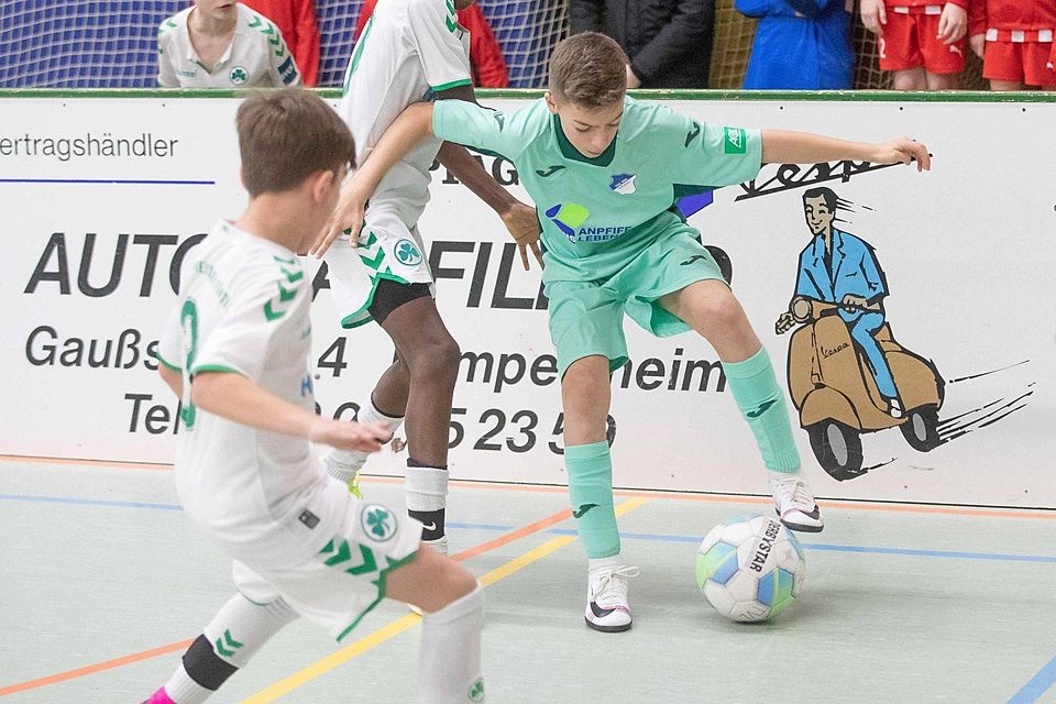 Die D-Jugend der TSG Hoffenheim (in grün) hat am Sonntagabend das Finale des U12-Hallenmasters beim TV Lampertheim gegen die SpVgg Greuther Fürth (weiße Trikots) gewonnen.