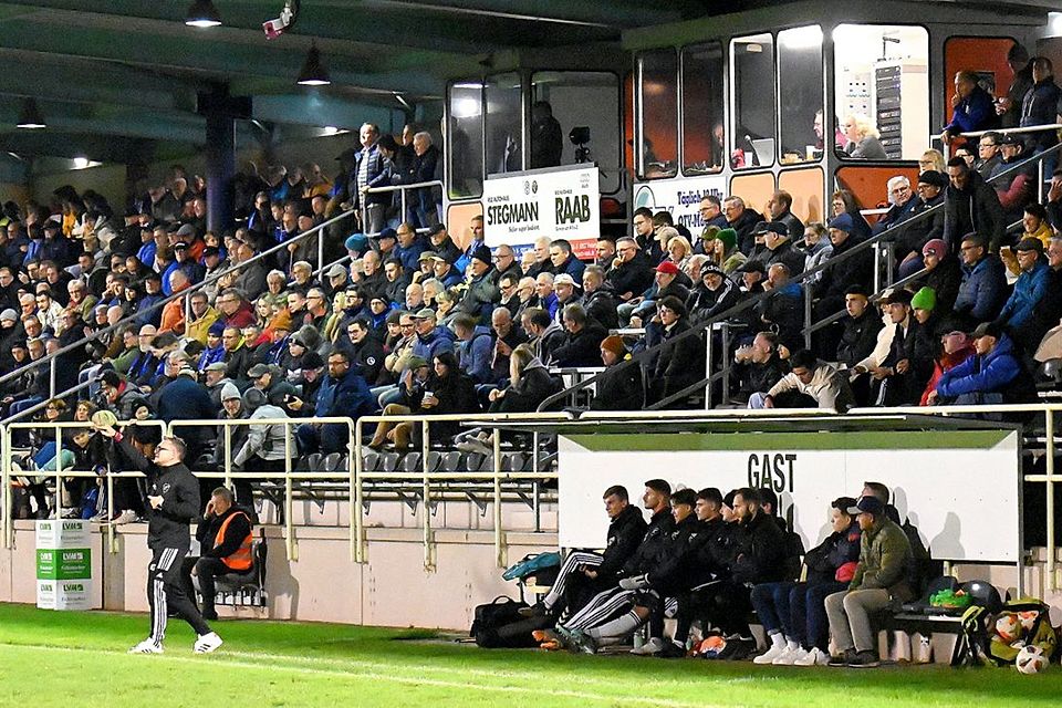 Über 700 Fans im Schnitt: Landesliga-Primus SpVgg SV Weiden weist den höchsten Zuschauerschnitt aller bayerischen Verbandsligisten auf!