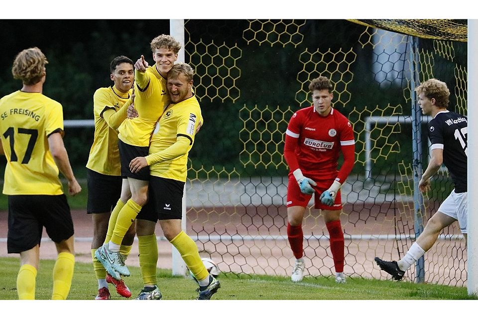 Hoffnungsträger: Stürmer Joshua Steindorf (3. v. l.) ließ es in dieser Saison elfmal klingeln, ehe er verletzt ausfiel. Im März dürfte der 23-Jährige wieder am Start sein – und ein wichtiger Faktor für eine gelungene Rückrunde des SE Freising werden.