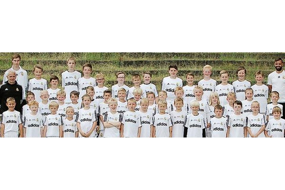 Glückliche Kinder: 48 Mädchen und Jungen aus dem Landkreis Cloppenburg nahmen am Trainingscamp mit der Fußballschule von Real Madrid teil. Horst Wevering