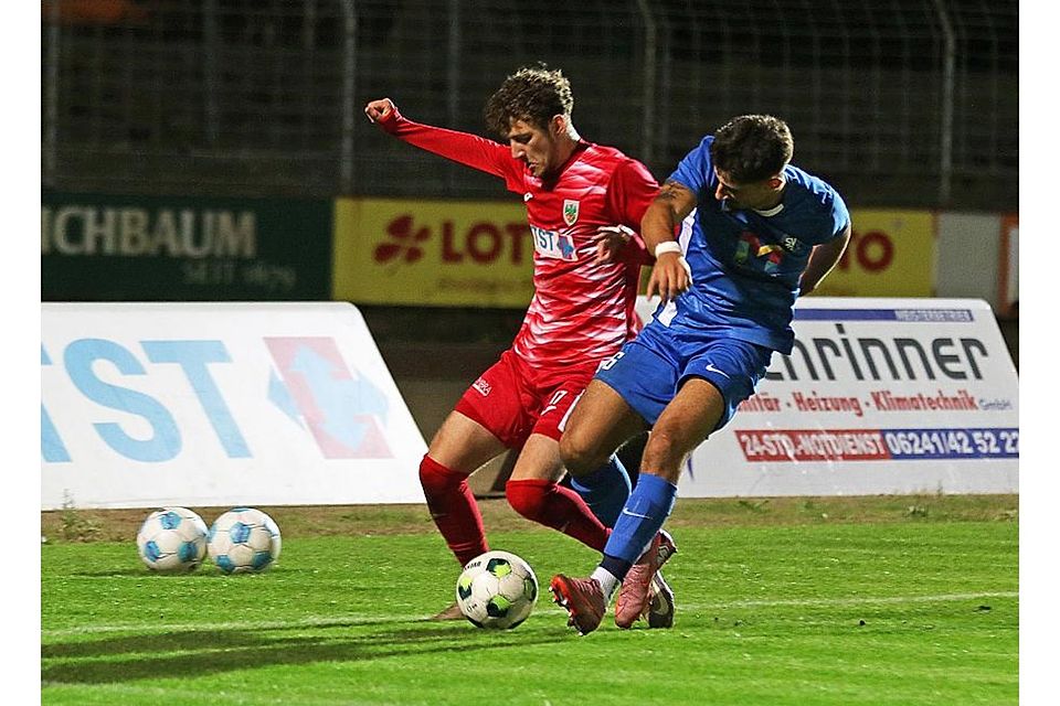 Was zuhause gegen Gonsenheim klappte, soll nun auch auswärts beim FV Dudenhofen gelingen: Wormatia-Angreifer Niklas Meyer (links), hier im Duell mit Josef Elhajj (SV Gonsenheim) hofft auf einen Sieg und den Einzug in das Pokal-Viertelfinale. Foto: Christine Dirigo/pakalski-press Was zuhause gegen Gonsenheim klappte, soll nun auch auswärts beim FV Dudenhofen gelingen: Wormatia-Angreifer Niklas Meyer (links), hier im Duell mit Josef Elhajj (SV Gonsenheim) hofft auf einen Sieg und den Einzug in das Pokal-Viertelfinale. Foto: Christine Dirigo/pakalski-press