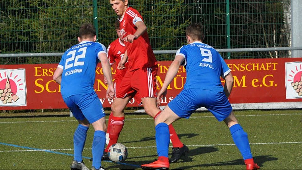 Der Eisenbacher Florian Heizmann (Nr. 22) versucht, den groß gewachsenen Daniel Martin vom SV Hinterzarten zu stoppen. | Foto: Bernd Seeger