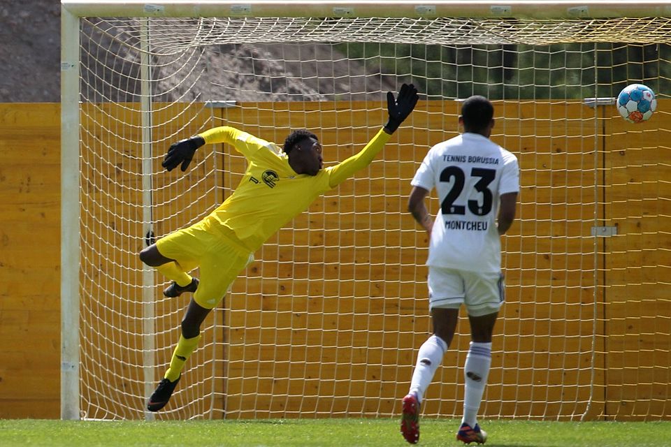 Jens Fikisi (in gelb) hier noch im Trikot von TeBe Berlin.