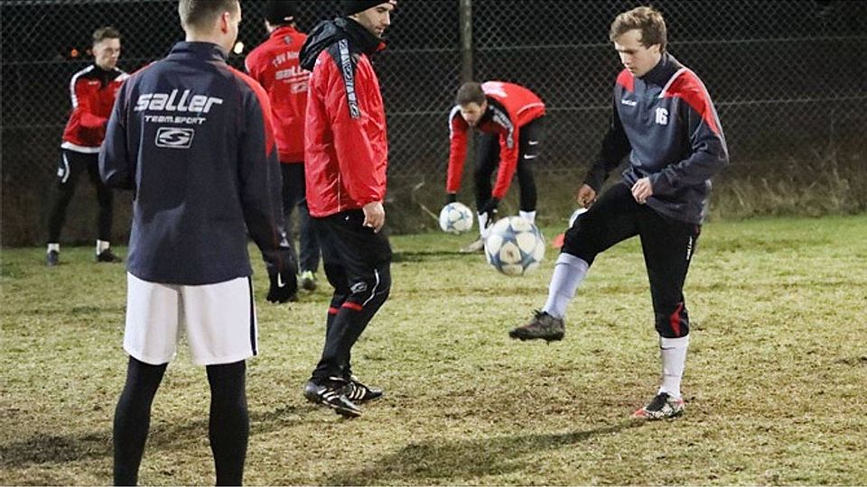 Trainer Thomas Wiesmüller (Mitte) schaut genau zu, was Neuzugang Simon Haas (rechts) mit dem Ball beim Trainingsauftakt macht.	 F.: Sebastian Richly