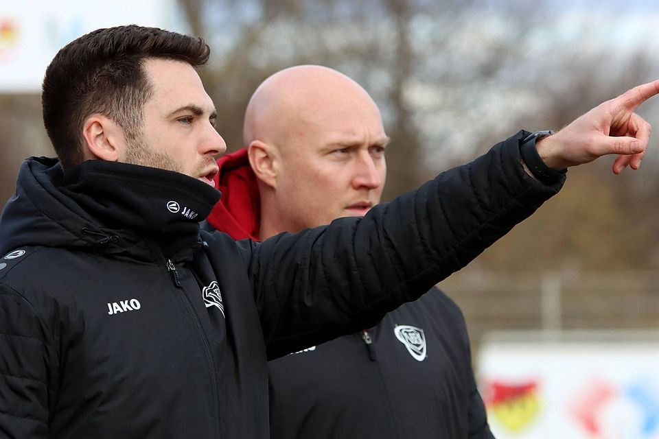 Coach Florian Brachtel links und Co-Trainer Bastian Bornkessel beim Coaching an der Seitenlinie.