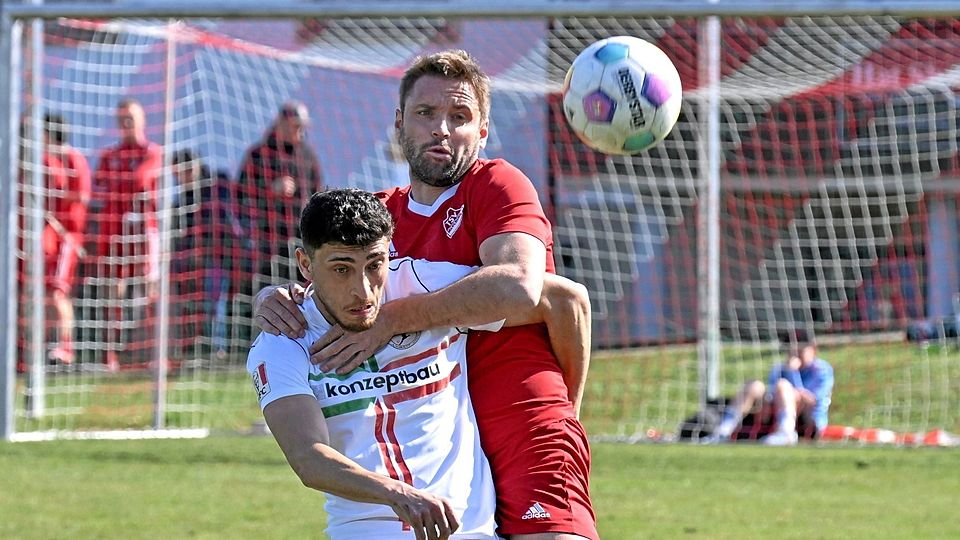 Eng ging es im Spitzenspiel zwischen dem TSV Merching (rot) und dem FC Tur Abdin Augsburg zu. Hier versucht Johannes Röhrer (rechts), seinen Gegenspieler aufzuhalten.