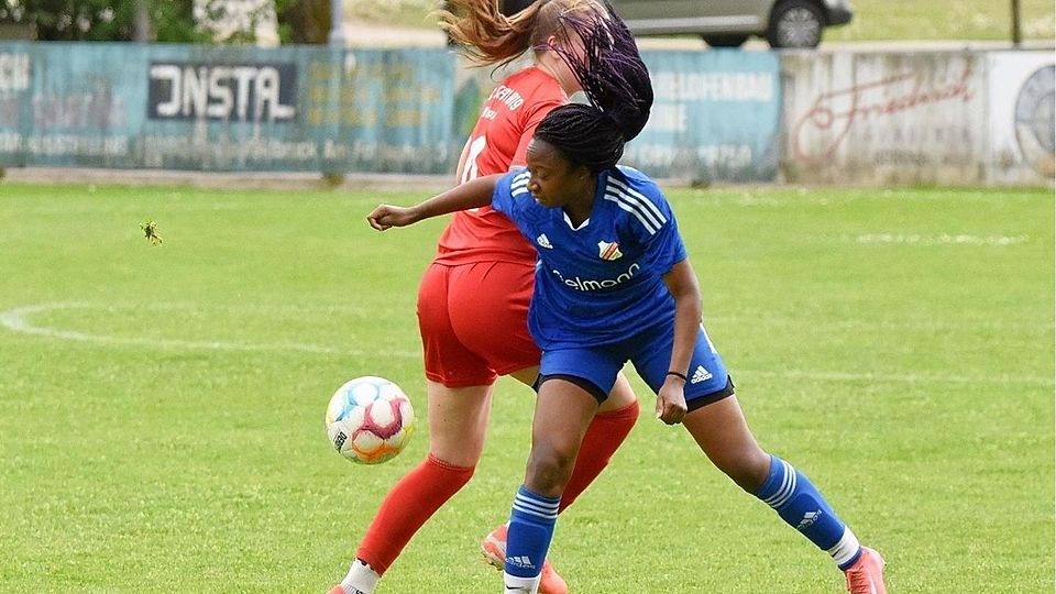 Überackers Fridos Tomangbe (in Blau) im Spiel gegen den Fc Stern München II (in Rot).