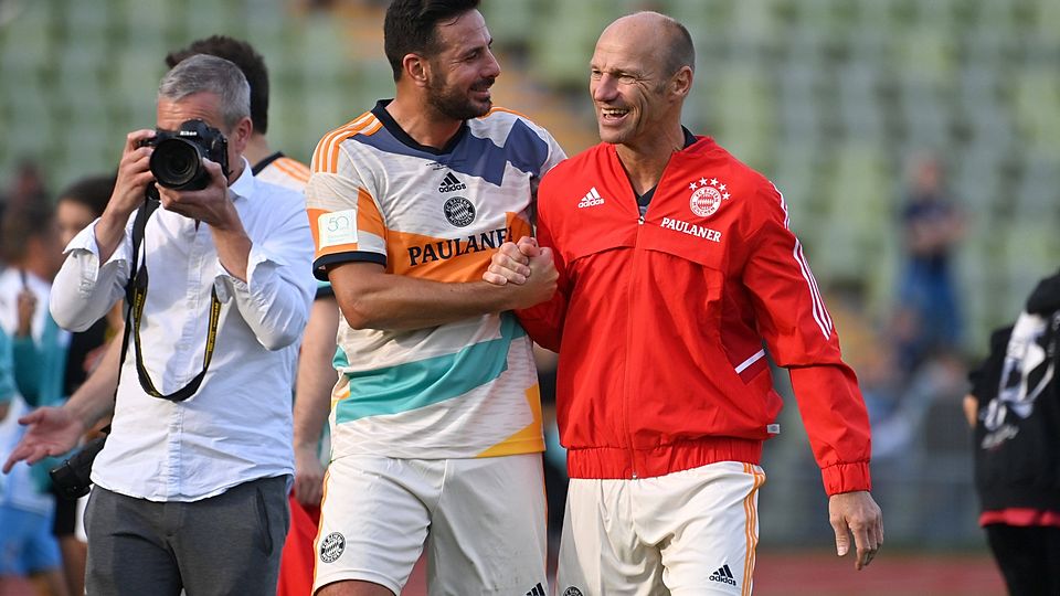 Gern gesehener Gast bei Traditionsveranstaltungen: Der ehemalige deutsche Nationalspieler Hansi Pflügler (rechts), hier im Münchner Olympiastadion mit Claudio Pizarro.