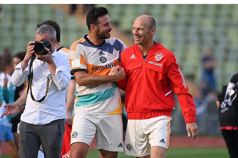 Gern gesehener Gast bei Traditionsveranstaltungen: Der ehemalige deutsche Nationalspieler Hansi Pflügler (rechts), hier im Münchner Olympiastadion mit Claudio Pizarro.