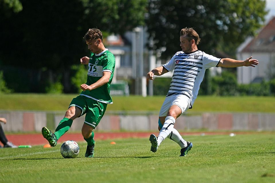 Das Hauptaugenmerk gilt der Offensive der Gäste: Anton Berger (re.) und der TuS Geretsried starten am heutigen Samstag mit einem Heimspiel gegen Freising in die neue Landesliga-Saison.