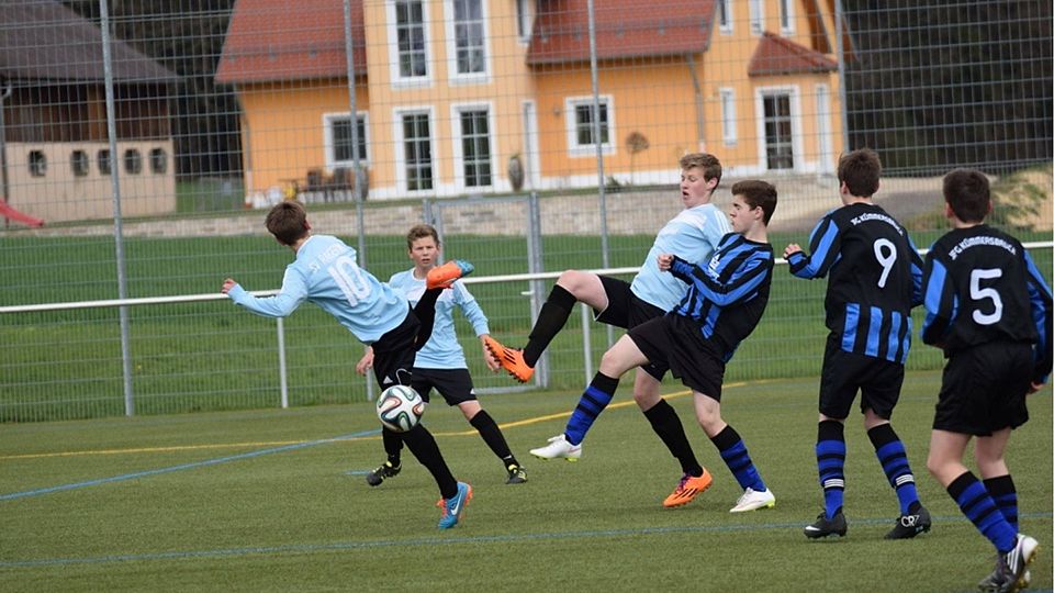 Wieder drei Punkte wird sich der Tabellenführer (hellblau) auf ihrem Konto gutschreiben F: Lassmann