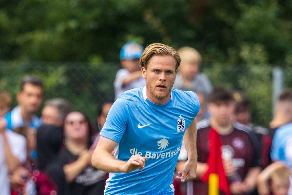 1860-Mittelfeldspieler Thore Jacobsen läuft mit dem Ball am Fuß