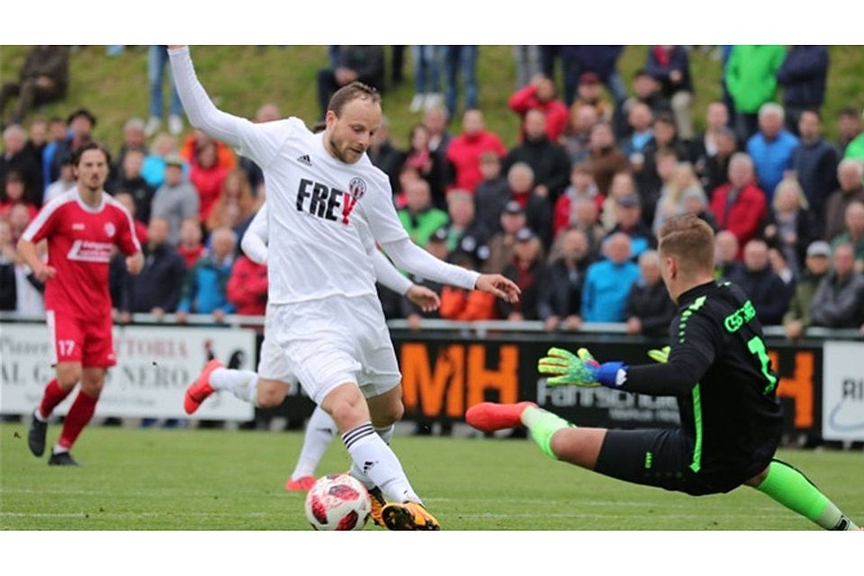 Friedrich Lieder schoss drei Tore für den ASV Cham im Relegationsspiel gegen den ASV Vach. Foto: Simon Tschannerl Friedrich Lieder schoss drei Tore für den ASV Cham im Relegationsspiel gegen den ASV Vach. Foto: Simon Tschannerl